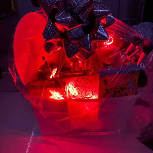 Valentines Day Basket - Picture 2 of 3
